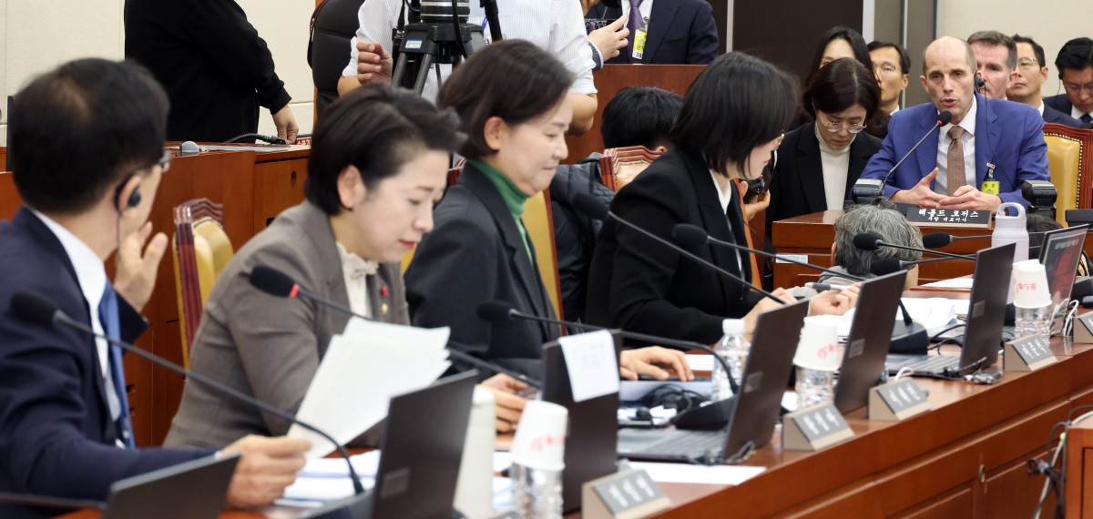 ▲해롤드 로저스 쿠팡 대표이사가 31일 오전 서울 여의도 국회에서 열린 쿠팡 침해사고 및 개인정보 유출, 불공정 거래, 노동환경 실태 파악과 재발방지 대책 마련을 위한 연석 청문회에서 의원 질의에 답변을 하고 있다. (뉴시스)