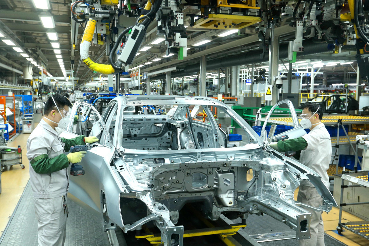 ▲중국 산둥성 칭다오에 위치한 폭스바겐 공장 조립 작업장에서 노동자들이 작업을 하고 있다. (AFP연합뉴스)