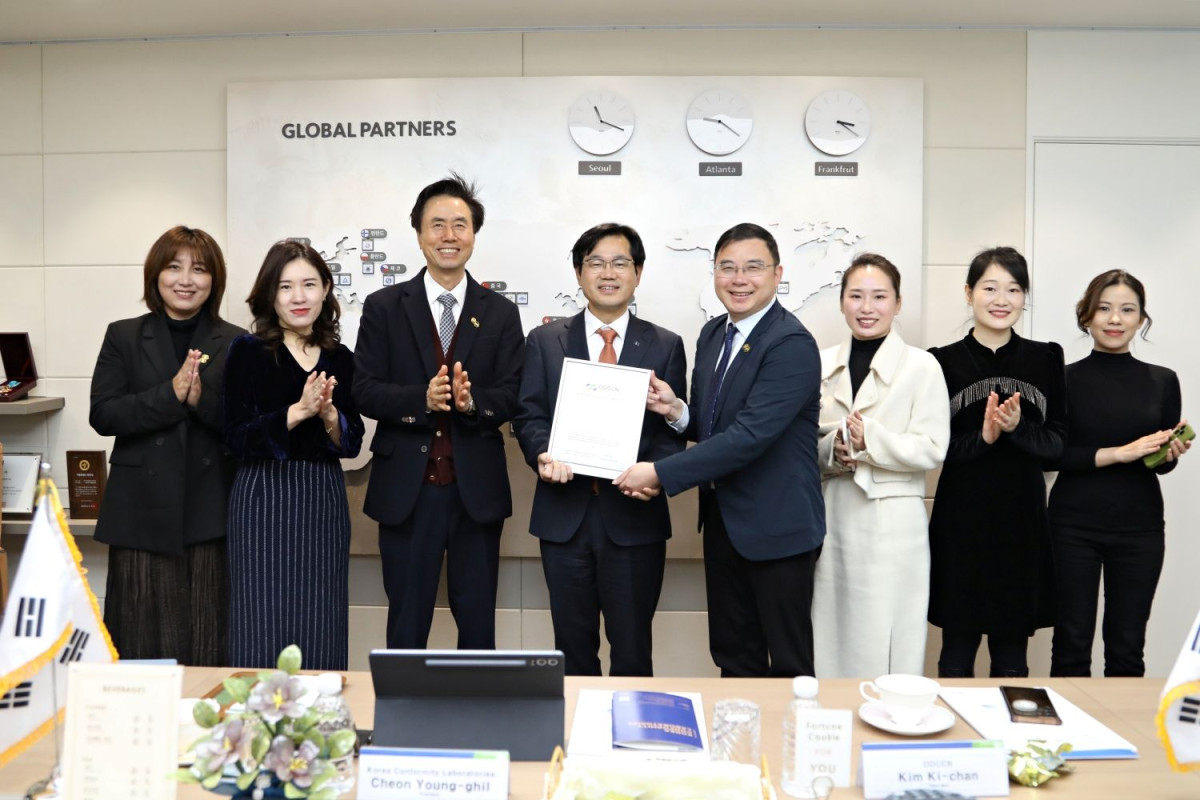 ▲천영길(가운데) 한국건설생활환경시험연구원(KCL) 원장이 30일 서울 서초사옥에서 진행된 중국국제무역촉진위원회(CCPIT), 중국국제상공회의소(CCOIC)와 회의에서 CCPIT·CCOIC가 후원하는 무역발전표준협력기구(ODCCN) 자문위원으로 위촉된 후 기념촬영을 하고 있다. (사진제공=한국건설생활환경시험연구원(KCL))