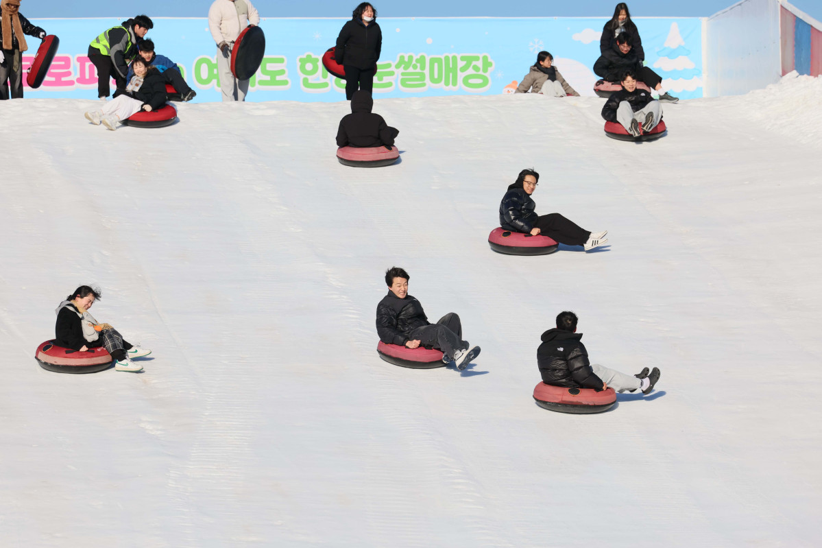 ▲서울 한강눈썰매장이 개장한 31일 서울 여의도 한강공원 눈썰매장에서 시민들과 외국인 관광객들이 눈썰매를 타며 즐겁게 한 해를 마무리하고 있다. 서울시는 이날부터 내년 2월 18일까지 총 50일간 뚝섬, 잠원, 여의도 한강공원 3곳에 눈썰매장을 운영한다. 운영 시간은 매일 오전 10시부터 오후 5시까지다. 기상 악화로 안전 우려가 있으면 시간이 조정될 수 있다. 매일 오후 1시부터 2시까지는 슬로프 관리를 위한 눈 정리 작업으로 시설 운영이 잠시 중단된다. 잠원 한강공원은 연말, 연초 분위기를 낼 수 있도록 개장일부터 1월 4일까지 매일 야간 개장한다. 이후에는 매주 주말에 오후 8시까지 운영한다. 신태현 기자 holjjak@