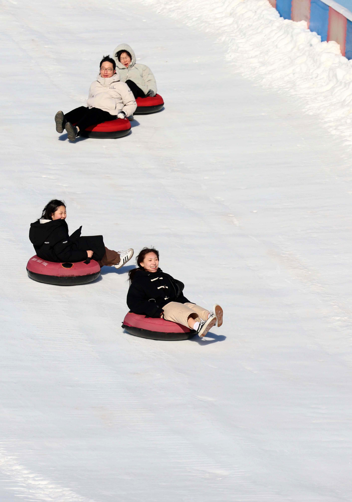 ▲서울 한강눈썰매장이 개장한 31일 서울 여의도 한강공원 눈썰매장에서 시민들과 외국인 관광객들이 눈썰매를 타며 즐겁게 한 해를 마무리하고 있다. 서울시는 이날부터 내년 2월 18일까지 총 50일간 뚝섬, 잠원, 여의도 한강공원 3곳에 눈썰매장을 운영한다. 운영 시간은 매일 오전 10시부터 오후 5시까지다. 기상 악화로 안전 우려가 있으면 시간이 조정될 수 있다. 매일 오후 1시부터 2시까지는 슬로프 관리를 위한 눈 정리 작업으로 시설 운영이 잠시 중단된다. 잠원 한강공원은 연말, 연초 분위기를 낼 수 있도록 개장일부터 1월 4일까지 매일 야간 개장한다. 이후에는 매주 주말에 오후 8시까지 운영한다. 신태현 기자 holjjak@