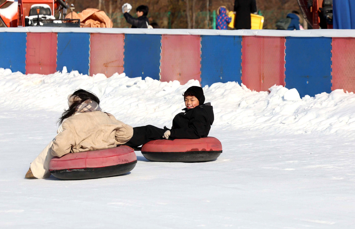 ▲서울 한강눈썰매장이 개장한 31일 서울 여의도 한강공원 눈썰매장에서 시민들과 외국인 관광객들이 눈썰매를 타며 즐겁게 한 해를 마무리하고 있다. 서울시는 이날부터 내년 2월 18일까지 총 50일간 뚝섬, 잠원, 여의도 한강공원 3곳에 눈썰매장을 운영한다. 운영 시간은 매일 오전 10시부터 오후 5시까지다. 기상 악화로 안전 우려가 있으면 시간이 조정될 수 있다. 매일 오후 1시부터 2시까지는 슬로프 관리를 위한 눈 정리 작업으로 시설 운영이 잠시 중단된다. 잠원 한강공원은 연말, 연초 분위기를 낼 수 있도록 개장일부터 1월 4일까지 매일 야간 개장한다. 이후에는 매주 주말에 오후 8시까지 운영한다. 신태현 기자 holjjak@