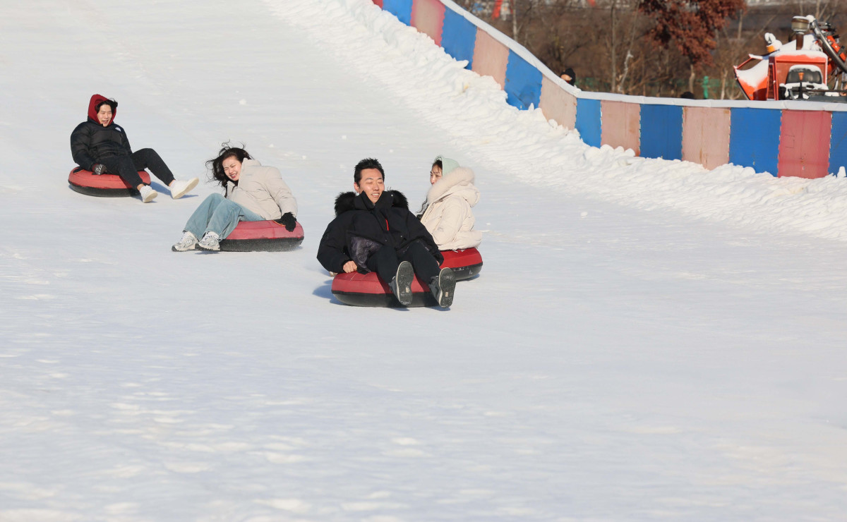 ▲서울 한강눈썰매장이 개장한 31일 서울 여의도 한강공원 눈썰매장에서 시민들과 외국인 관광객들이 눈썰매를 타며 즐겁게 한 해를 마무리하고 있다. 서울시는 이날부터 내년 2월 18일까지 총 50일간 뚝섬, 잠원, 여의도 한강공원 3곳에 눈썰매장을 운영한다. 운영 시간은 매일 오전 10시부터 오후 5시까지다. 기상 악화로 안전 우려가 있으면 시간이 조정될 수 있다. 매일 오후 1시부터 2시까지는 슬로프 관리를 위한 눈 정리 작업으로 시설 운영이 잠시 중단된다. 잠원 한강공원은 연말, 연초 분위기를 낼 수 있도록 개장일부터 1월 4일까지 매일 야간 개장한다. 이후에는 매주 주말에 오후 8시까지 운영한다. 신태현 기자 holjjak@