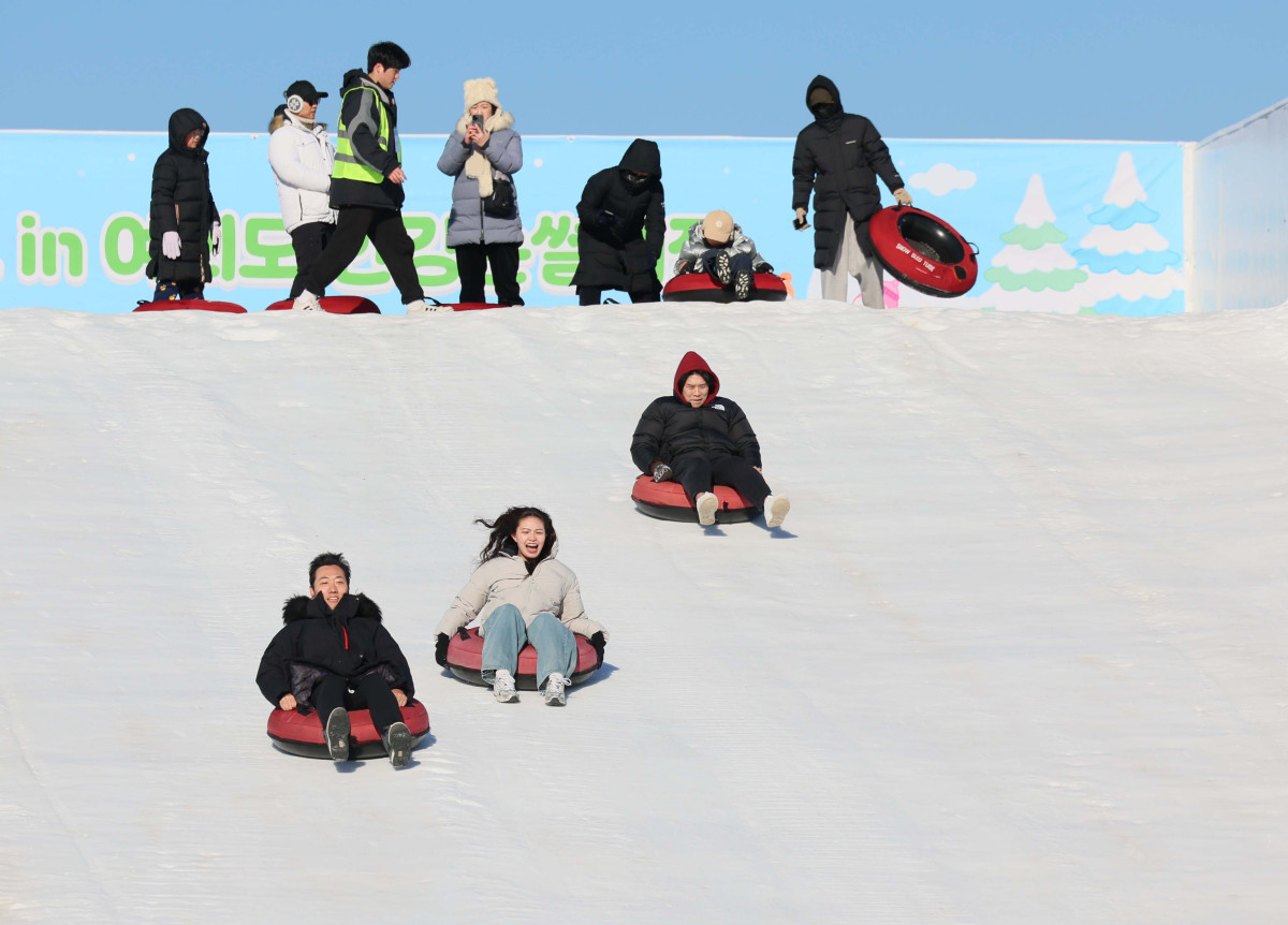 ▲서울 한강눈썰매장이 개장한 31일 서울 여의도 한강공원 눈썰매장에서 시민들과 외국인 관광객들이 눈썰매를 타며 즐겁게 한 해를 마무리하고 있다. 서울시는 이날부터 내년 2월 18일까지 총 50일간 뚝섬, 잠원, 여의도 한강공원 3곳에 눈썰매장을 운영한다. 운영 시간은 매일 오전 10시부터 오후 5시까지다. 기상 악화로 안전 우려가 있으면 시간이 조정될 수 있다. 매일 오후 1시부터 2시까지는 슬로프 관리를 위한 눈 정리 작업으로 시설 운영이 잠시 중단된다. 잠원 한강공원은 연말, 연초 분위기를 낼 수 있도록 개장일부터 1월 4일까지 매일 야간 개장한다. 이후에는 매주 주말에 오후 8시까지 운영한다. 신태현 기자 holjjak@