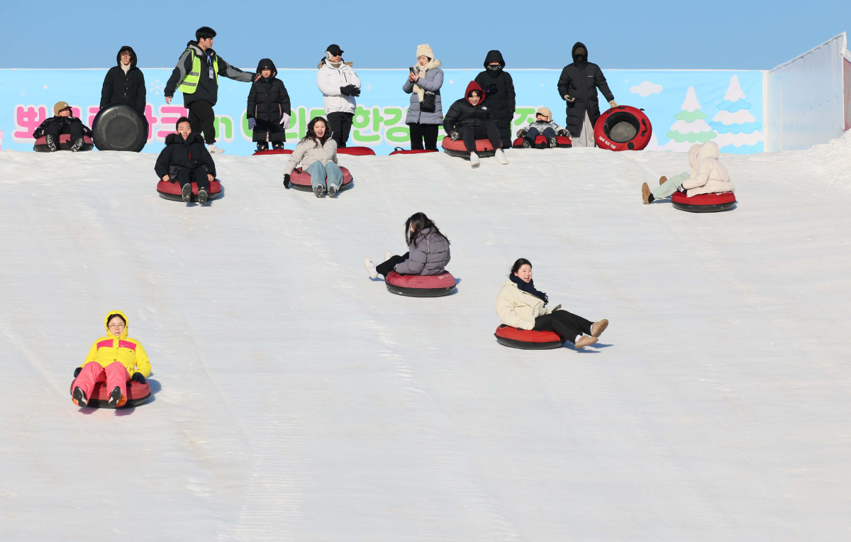 ▲서울 한강눈썰매장이 개장한 31일 서울 여의도 한강공원 눈썰매장에서 시민들과 외국인 관광객들이 눈썰매를 타며 즐겁게 한 해를 마무리하고 있다. 서울시는 이날부터 내년 2월 18일까지 총 50일간 뚝섬, 잠원, 여의도 한강공원 3곳에 눈썰매장을 운영한다. 운영 시간은 매일 오전 10시부터 오후 5시까지다. 기상 악화로 안전 우려가 있으면 시간이 조정될 수 있다. 매일 오후 1시부터 2시까지는 슬로프 관리를 위한 눈 정리 작업으로 시설 운영이 잠시 중단된다. 잠원 한강공원은 연말, 연초 분위기를 낼 수 있도록 개장일부터 1월 4일까지 매일 야간 개장한다. 이후에는 매주 주말에 오후 8시까지 운영한다. 신태현 기자 holjjak@