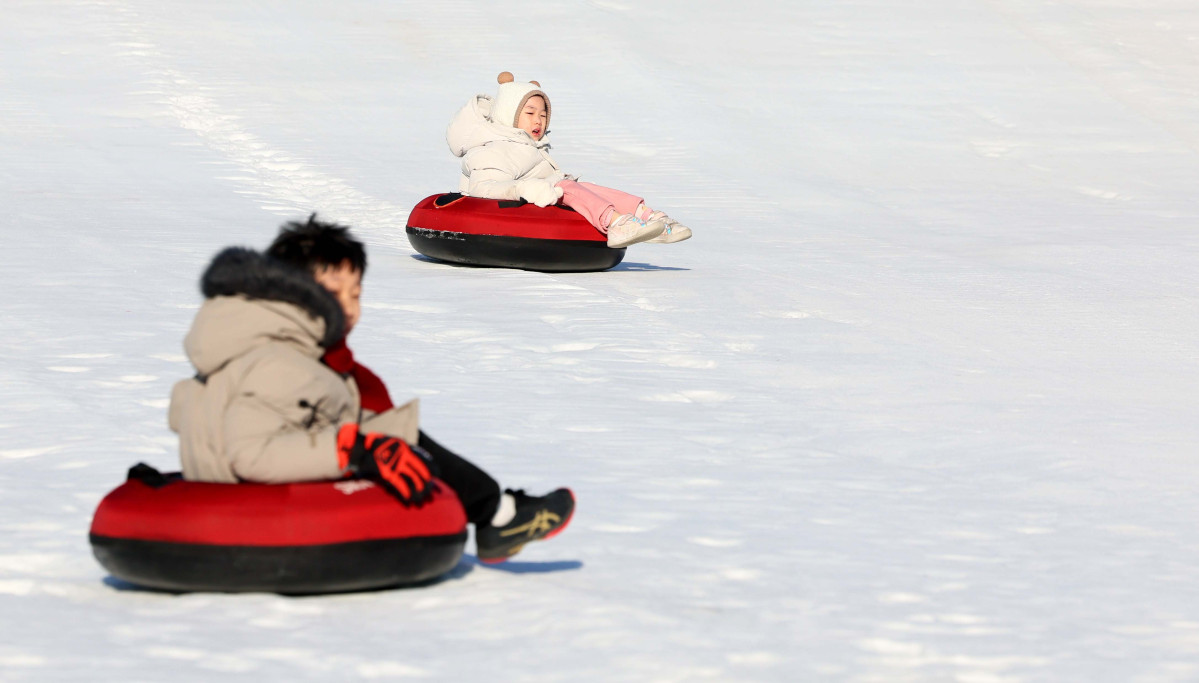 ▲서울 한강눈썰매장이 개장한 31일 서울 여의도 한강공원 눈썰매장에서 시민들과 외국인 관광객들이 눈썰매를 타며 즐겁게 한 해를 마무리하고 있다. 서울시는 이날부터 내년 2월 18일까지 총 50일간 뚝섬, 잠원, 여의도 한강공원 3곳에 눈썰매장을 운영한다. 운영 시간은 매일 오전 10시부터 오후 5시까지다. 기상 악화로 안전 우려가 있으면 시간이 조정될 수 있다. 매일 오후 1시부터 2시까지는 슬로프 관리를 위한 눈 정리 작업으로 시설 운영이 잠시 중단된다. 잠원 한강공원은 연말, 연초 분위기를 낼 수 있도록 개장일부터 1월 4일까지 매일 야간 개장한다. 이후에는 매주 주말에 오후 8시까지 운영한다. 신태현 기자 holjjak@