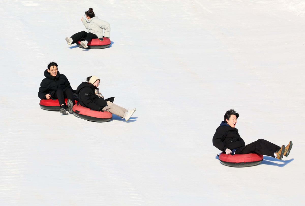 ▲서울 한강눈썰매장이 개장한 31일 서울 여의도 한강공원 눈썰매장에서 시민들과 외국인 관광객들이 눈썰매를 타며 즐겁게 한 해를 마무리하고 있다. 서울시는 이날부터 내년 2월 18일까지 총 50일간 뚝섬, 잠원, 여의도 한강공원 3곳에 눈썰매장을 운영한다. 운영 시간은 매일 오전 10시부터 오후 5시까지다. 기상 악화로 안전 우려가 있으면 시간이 조정될 수 있다. 매일 오후 1시부터 2시까지는 슬로프 관리를 위한 눈 정리 작업으로 시설 운영이 잠시 중단된다. 잠원 한강공원은 연말, 연초 분위기를 낼 수 있도록 개장일부터 1월 4일까지 매일 야간 개장한다. 이후에는 매주 주말에 오후 8시까지 운영한다. 신태현 기자 holjjak@