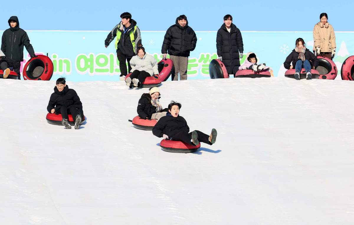 ▲서울 한강눈썰매장이 개장한 31일 서울 여의도 한강공원 눈썰매장에서 시민들과 외국인 관광객들이 눈썰매를 타며 즐겁게 한 해를 마무리하고 있다. 서울시는 이날부터 내년 2월 18일까지 총 50일간 뚝섬, 잠원, 여의도 한강공원 3곳에 눈썰매장을 운영한다. 운영 시간은 매일 오전 10시부터 오후 5시까지다. 기상 악화로 안전 우려가 있으면 시간이 조정될 수 있다. 매일 오후 1시부터 2시까지는 슬로프 관리를 위한 눈 정리 작업으로 시설 운영이 잠시 중단된다. 잠원 한강공원은 연말, 연초 분위기를 낼 수 있도록 개장일부터 1월 4일까지 매일 야간 개장한다. 이후에는 매주 주말에 오후 8시까지 운영한다. 신태현 기자 holjjak@