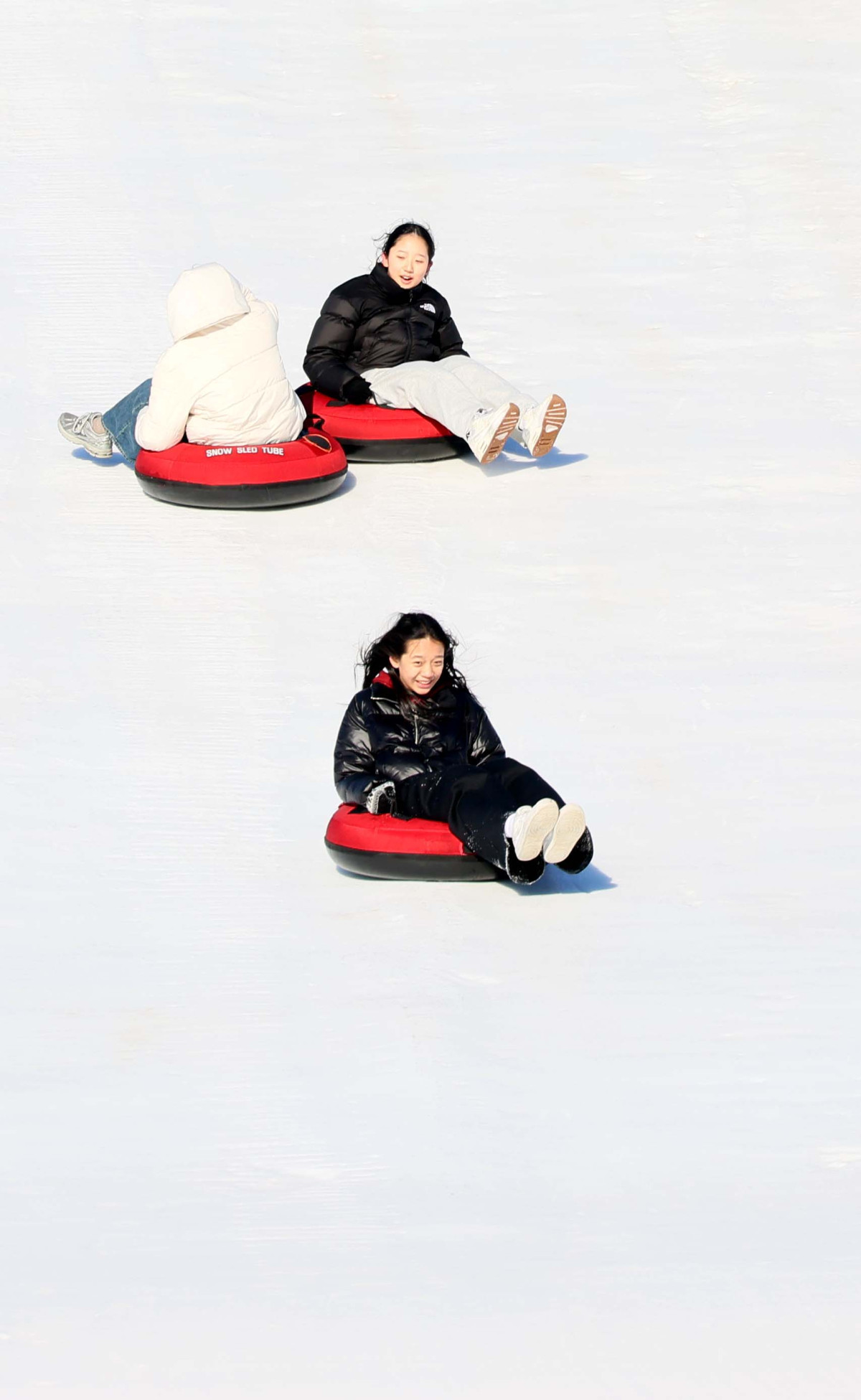 ▲서울 한강눈썰매장이 개장한 31일 서울 여의도 한강공원 눈썰매장에서 시민들과 외국인 관광객들이 눈썰매를 타며 즐겁게 한 해를 마무리하고 있다. 서울시는 이날부터 내년 2월 18일까지 총 50일간 뚝섬, 잠원, 여의도 한강공원 3곳에 눈썰매장을 운영한다. 운영 시간은 매일 오전 10시부터 오후 5시까지다. 기상 악화로 안전 우려가 있으면 시간이 조정될 수 있다. 매일 오후 1시부터 2시까지는 슬로프 관리를 위한 눈 정리 작업으로 시설 운영이 잠시 중단된다. 잠원 한강공원은 연말, 연초 분위기를 낼 수 있도록 개장일부터 1월 4일까지 매일 야간 개장한다. 이후에는 매주 주말에 오후 8시까지 운영한다. 신태현 기자 holjjak@