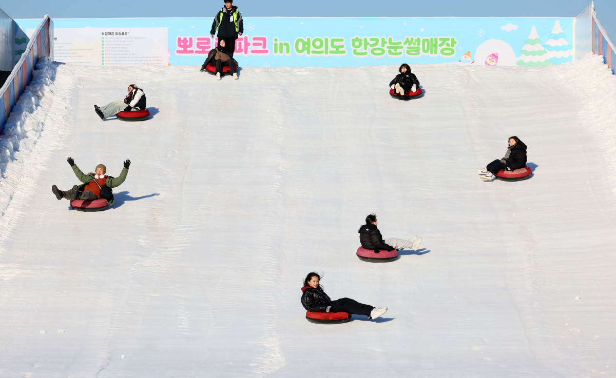 ▲서울 한강눈썰매장이 개장한 31일 서울 여의도 한강공원 눈썰매장에서 시민들과 외국인 관광객들이 눈썰매를 타며 즐겁게 한 해를 마무리하고 있다. 서울시는 이날부터 내년 2월 18일까지 총 50일간 뚝섬, 잠원, 여의도 한강공원 3곳에 눈썰매장을 운영한다. 운영 시간은 매일 오전 10시부터 오후 5시까지다. 기상 악화로 안전 우려가 있으면 시간이 조정될 수 있다. 매일 오후 1시부터 2시까지는 슬로프 관리를 위한 눈 정리 작업으로 시설 운영이 잠시 중단된다. 잠원 한강공원은 연말, 연초 분위기를 낼 수 있도록 개장일부터 1월 4일까지 매일 야간 개장한다. 이후에는 매주 주말에 오후 8시까지 운영한다. 신태현 기자 holjjak@