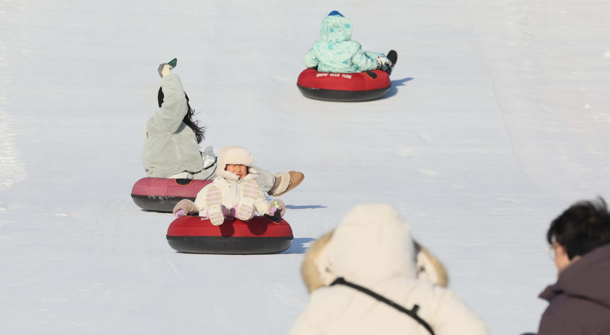 ▲서울 한강눈썰매장이 개장한 31일 서울 여의도 한강공원 눈썰매장에서 시민들과 외국인 관광객들이 눈썰매를 타며 즐겁게 한 해를 마무리하고 있다. 서울시는 이날부터 내년 2월 18일까지 총 50일간 뚝섬, 잠원, 여의도 한강공원 3곳에 눈썰매장을 운영한다. 운영 시간은 매일 오전 10시부터 오후 5시까지다. 기상 악화로 안전 우려가 있으면 시간이 조정될 수 있다. 매일 오후 1시부터 2시까지는 슬로프 관리를 위한 눈 정리 작업으로 시설 운영이 잠시 중단된다. 잠원 한강공원은 연말, 연초 분위기를 낼 수 있도록 개장일부터 1월 4일까지 매일 야간 개장한다. 이후에는 매주 주말에 오후 8시까지 운영한다. 신태현 기자 holjjak@