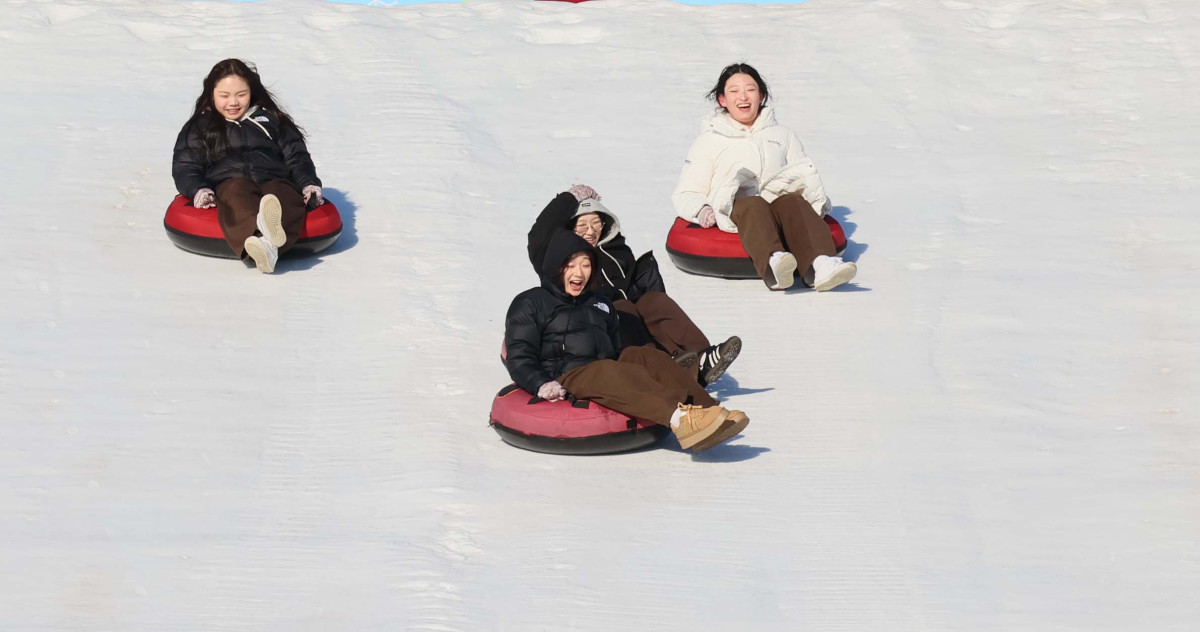 ▲서울 한강눈썰매장이 개장한 31일 서울 여의도 한강공원 눈썰매장에서 시민들과 외국인 관광객들이 눈썰매를 타며 즐겁게 한 해를 마무리하고 있다. 서울시는 이날부터 내년 2월 18일까지 총 50일간 뚝섬, 잠원, 여의도 한강공원 3곳에 눈썰매장을 운영한다. 운영 시간은 매일 오전 10시부터 오후 5시까지다. 기상 악화로 안전 우려가 있으면 시간이 조정될 수 있다. 매일 오후 1시부터 2시까지는 슬로프 관리를 위한 눈 정리 작업으로 시설 운영이 잠시 중단된다. 잠원 한강공원은 연말, 연초 분위기를 낼 수 있도록 개장일부터 1월 4일까지 매일 야간 개장한다. 이후에는 매주 주말에 오후 8시까지 운영한다. 신태현 기자 holjjak@