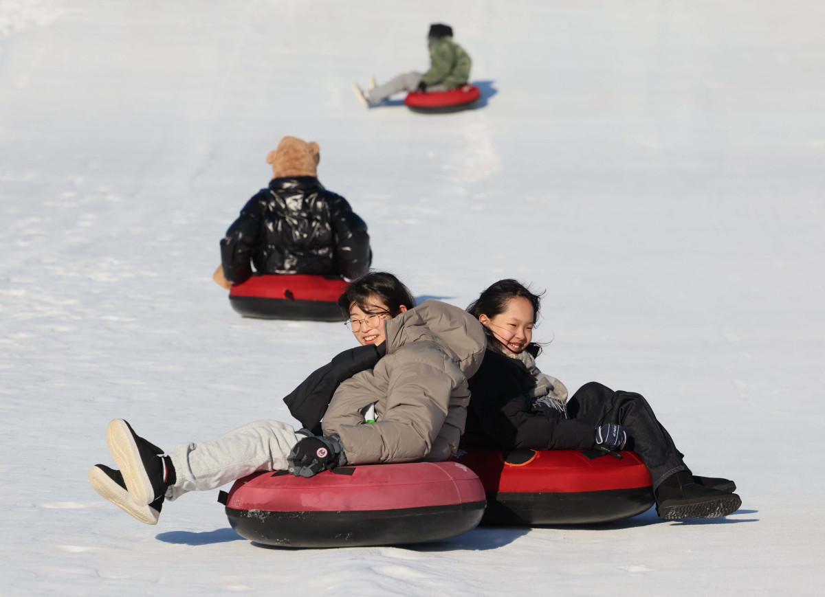 ▲서울 한강눈썰매장이 개장한 31일 서울 여의도 한강공원 눈썰매장에서 시민들과 외국인 관광객들이 눈썰매를 타며 즐겁게 한 해를 마무리하고 있다. 서울시는 이날부터 내년 2월 18일까지 총 50일간 뚝섬, 잠원, 여의도 한강공원 3곳에 눈썰매장을 운영한다. 운영 시간은 매일 오전 10시부터 오후 5시까지다. 기상 악화로 안전 우려가 있으면 시간이 조정될 수 있다. 매일 오후 1시부터 2시까지는 슬로프 관리를 위한 눈 정리 작업으로 시설 운영이 잠시 중단된다. 잠원 한강공원은 연말, 연초 분위기를 낼 수 있도록 개장일부터 1월 4일까지 매일 야간 개장한다. 이후에는 매주 주말에 오후 8시까지 운영한다. 신태현 기자 holjjak@