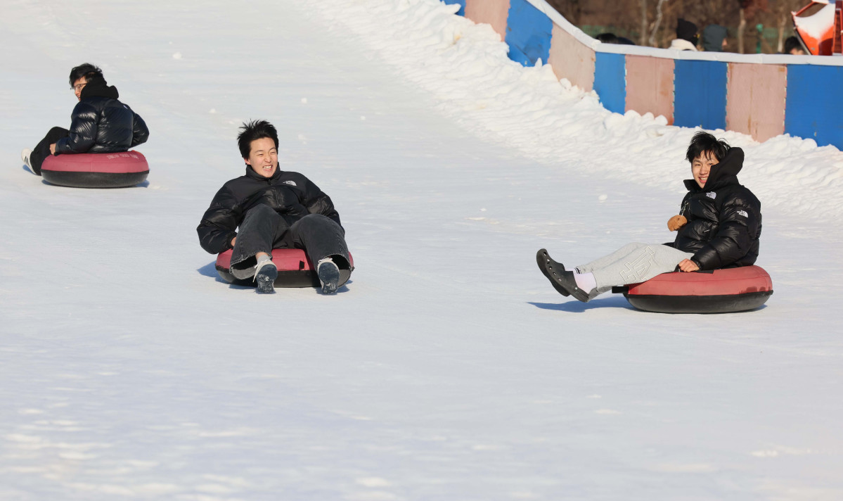 ▲서울 한강눈썰매장이 개장한 31일 서울 여의도 한강공원 눈썰매장에서 시민들과 외국인 관광객들이 눈썰매를 타며 즐겁게 한 해를 마무리하고 있다. 서울시는 이날부터 내년 2월 18일까지 총 50일간 뚝섬, 잠원, 여의도 한강공원 3곳에 눈썰매장을 운영한다. 운영 시간은 매일 오전 10시부터 오후 5시까지다. 기상 악화로 안전 우려가 있으면 시간이 조정될 수 있다. 매일 오후 1시부터 2시까지는 슬로프 관리를 위한 눈 정리 작업으로 시설 운영이 잠시 중단된다. 잠원 한강공원은 연말, 연초 분위기를 낼 수 있도록 개장일부터 1월 4일까지 매일 야간 개장한다. 이후에는 매주 주말에 오후 8시까지 운영한다. 신태현 기자 holjjak@