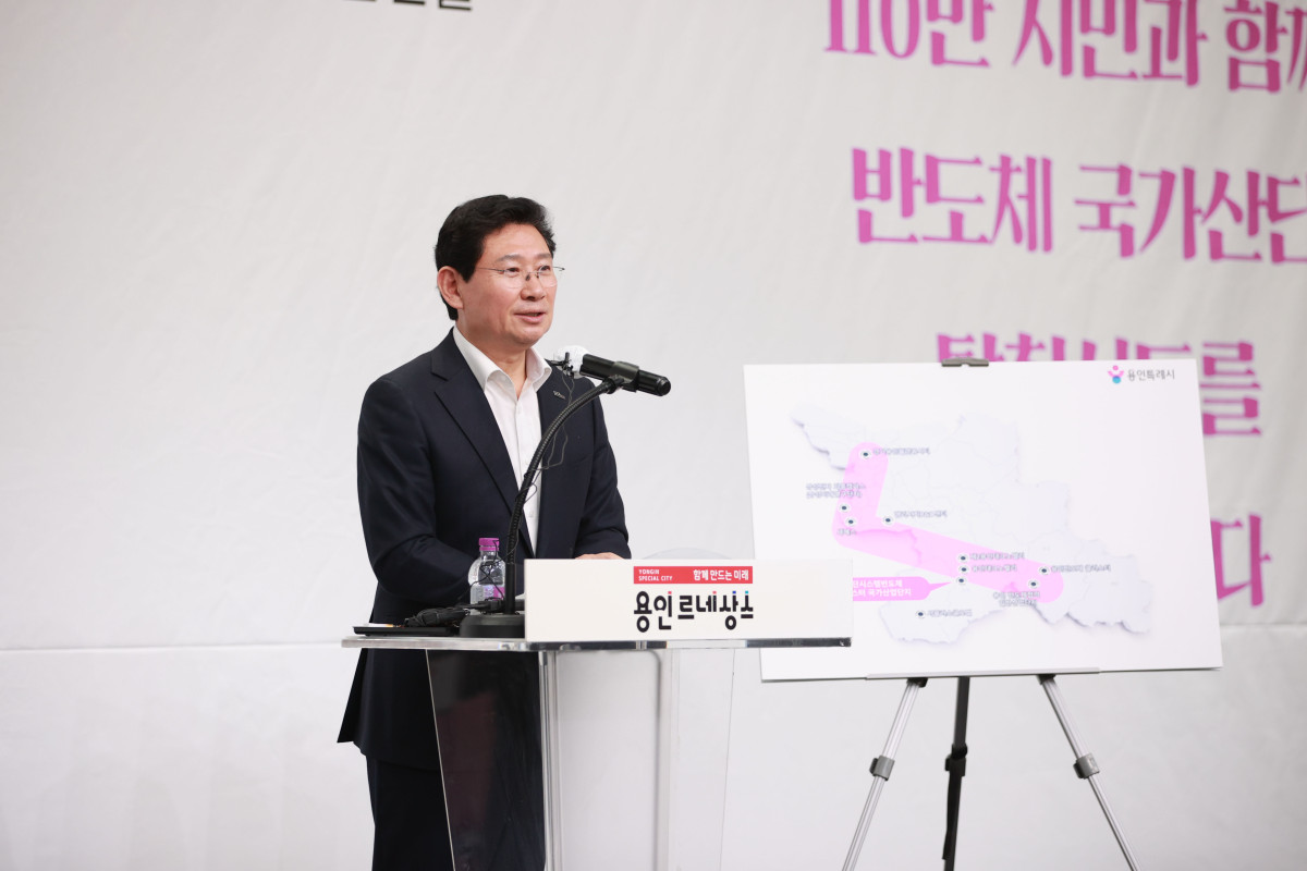 ▲이상일 용인특례시장이 31일 용인시청 컨벤션홀에서 열린 기자회견에서 용인 반도체 메가 클러스터 추진 현황을 설명하며 “이전을 논하는 것은 국가 경쟁력을 훼손하는 발상”이라고 강조하고 있다. (용인특례시)