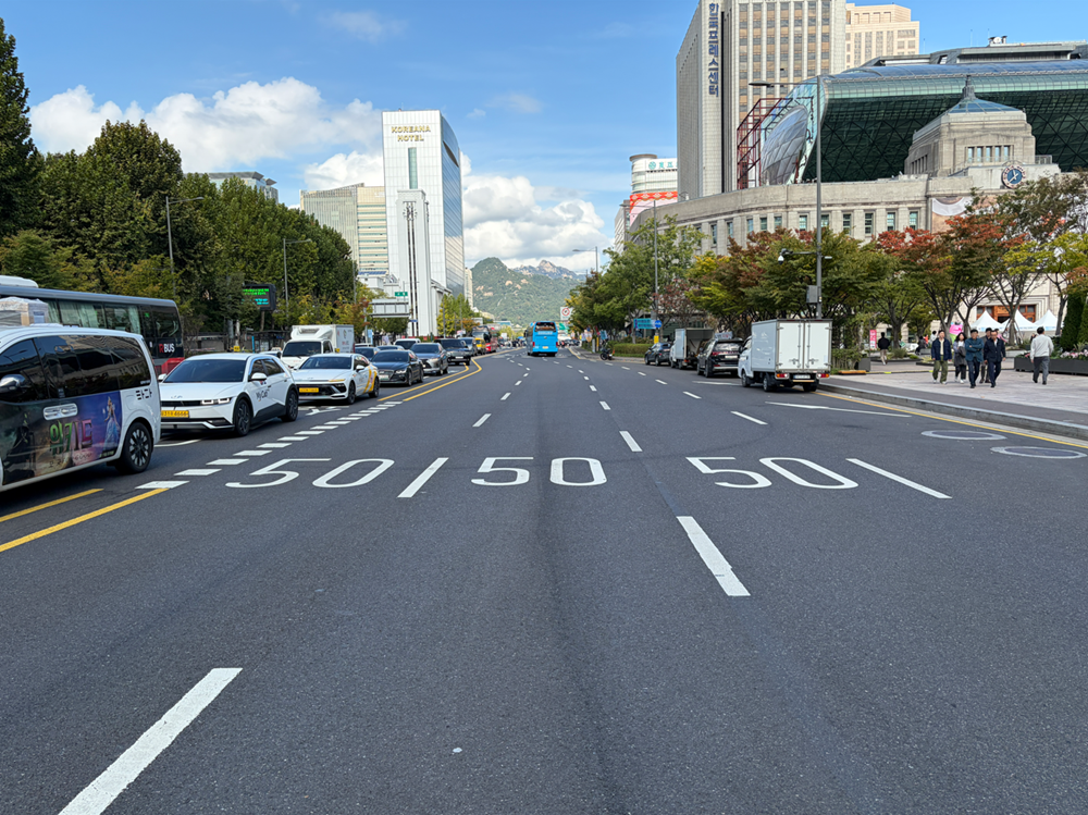 ▲서울시 ‘강한 도로포장 표준모델’이 적용된 중구 세종대로 포장 사진. (서울시)