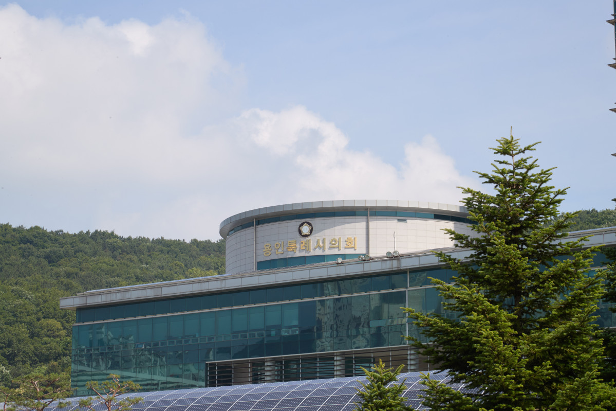 ▲의정 운영의 최전선에서 1년 내내 현안·회기·의정행사를 뒷받침해 온 용인특례시의회 의회사무국 전 직원에게 ‘특별휴가 1일’이 부여된 가운데, 용인특례시의회 전경. 의회는 실무진의 헌신을 제도적 보상으로 연결하며 조직 안정과 의정 효율을 동시에 끌어올렸다. (용인특례시의회)