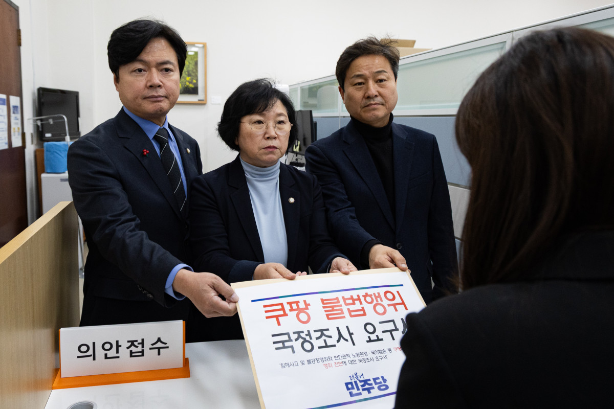 ▲국회 과학기술정보통신위원회 간사인 더불어민주당 김현 의원(가운데)과 외교통일위원회 간사인 김영배 의원(오른쪽)이 31일 국회 의안과에 쿠팡 국정조사 요구서를 제출하고 있다. 왼쪽은 민주당 김현정 원내대변인. (연합뉴스)