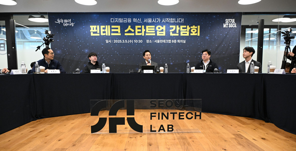 ▲ 오세훈 서울시장이 지난해 3월 5일 서울핀테크랩에서 열린 ‘핀테크 스타트업 간담회’에서 입주기업인들과 대화를 나누고 있다. (사진 제공 = 서울시)