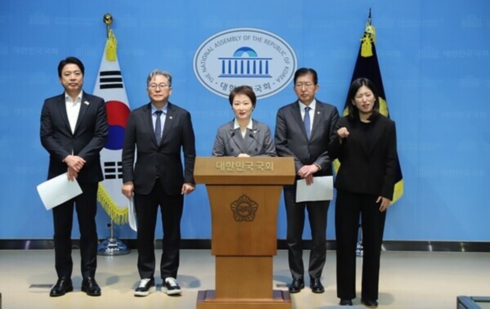 ▲이언주 더불어민주당 수석최고위원(가운데)과 용인지역 국회의원들이 국회 소통관에서 기자회견을 열고 용인반도체클러스터 이전 논란 중단과 정부의 명확한 입장 표명을 촉구하고 있다. (이언주 더불어민주당 의원실)