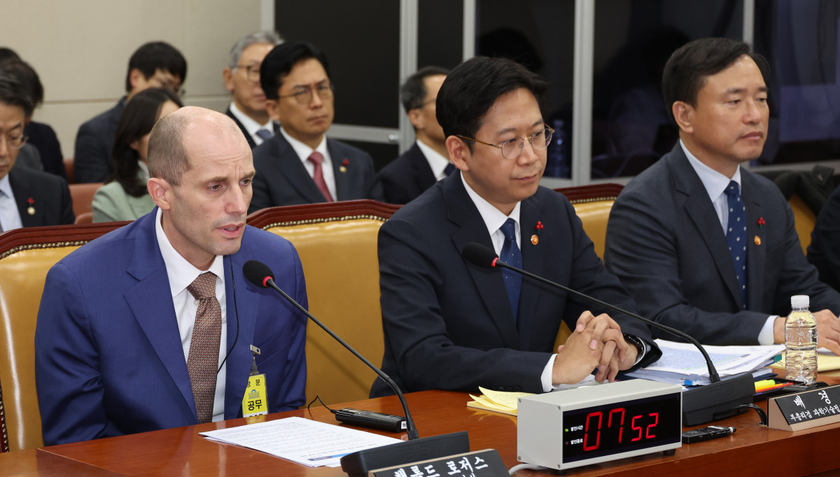 ▲해롤드 로저스 쿠팡 대표이사가 31일 오후 서울 여의도 국회에서 열린 쿠팡 침해사고 및 개인정보 유출, 불공정 거래, 노동환경 실태 파악과 재발방지 대책 마련을 위한 연석 청문회에서 의원 질의에 답변을 하고 있다. (뉴시스)