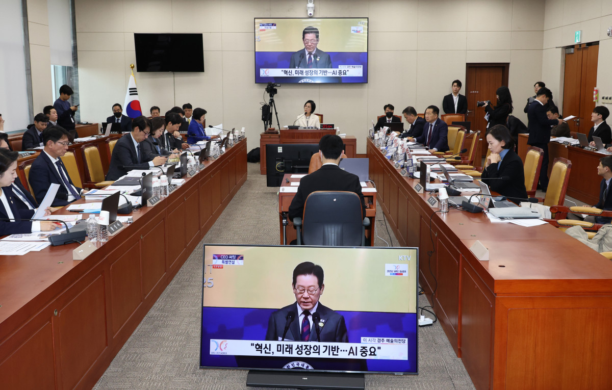 ▲10월 29일 오후 서울 여의도 국회에서 열린 과학기술정보방송통신위원회 국정감사에서 최민희 위원장이 AI 기본법 관련 이재명 대통령 연설 장면을 재생하고 있다. (뉴시스)