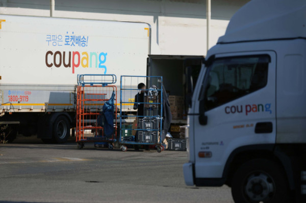 ▲쿠팡 이용자 3370만여 명의 이름과 전화번호, 주소 등의 개인정보가 유출된 가운데 1일 서울의 한 쿠팡 물류센터에서 관계자들이 배송준비를 하고 있다. 신태현 기자 holjjak@