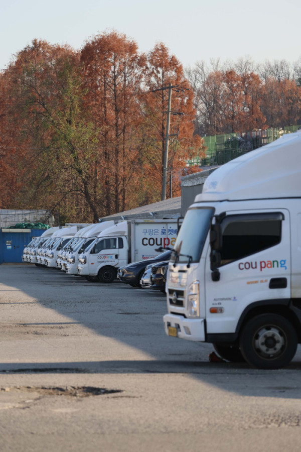 ▲쿠팡 이용자 3370만여 명의 이름과 전화번호, 주소 등의 개인정보가 유출된 가운데 1일 서울의 한 쿠팡 물류센터 인근에 차량이 주차돼 있다. 신태현 기자 holjjak@