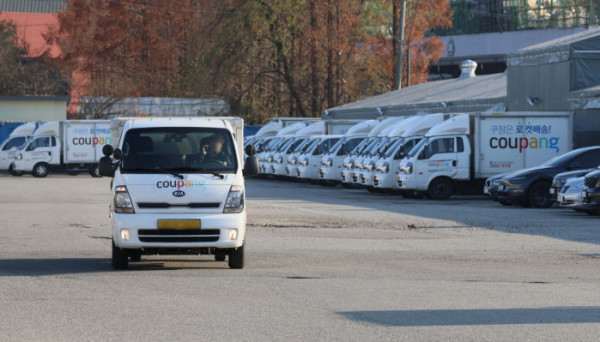 ▲쿠팡 이용자 3370만여 명의 이름과 전화번호, 주소 등의 개인정보가 유출된 가운데 1일 서울의 한 쿠팡 물류센터에서 관계자들이 배송준비를 하고 있다. 신태현 기자 holjjak@