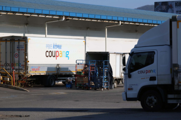 ▲쿠팡 이용자 3370만여 명의 이름과 전화번호, 주소 등의 개인정보가 유출된 가운데 1일 서울의 한 쿠팡 물류센터에서 관계자들이 배송준비를 하고 있다. 신태현 기자 holjjak@