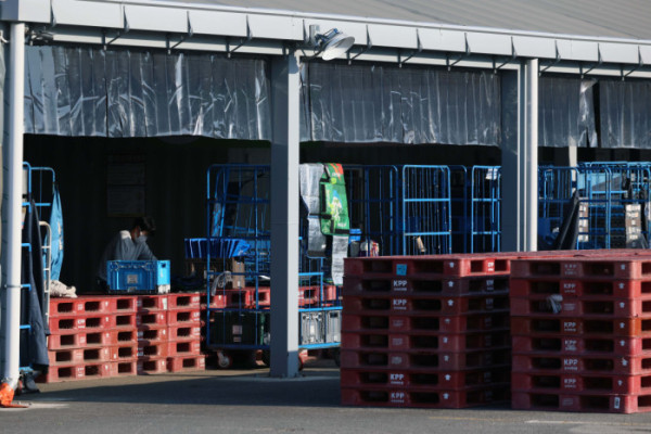 ▲쿠팡 이용자 3370만여 명의 이름과 전화번호, 주소 등의 개인정보가 유출된 가운데 1일 서울의 한 쿠팡 물류센터에서 관계자들이 배송준비를 하고 있다. 신태현 기자 holjjak@