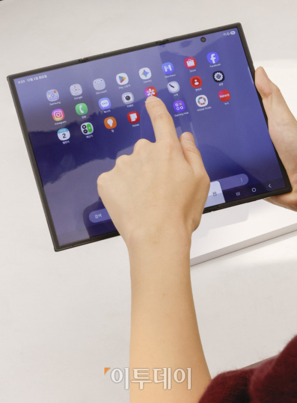 ▲2일 서울 서초구 삼성 강남에서 방문객들이 삼성전자의 신제품 '갤럭시 Z 트라이폴드'를 살펴보고 있다. 삼성전자가 이날 공개한 자사 최초 2번 접는 스마트폰인 갤럭시 Z 트라이폴드는 펼쳤을 때는 태블릿, 접었을 때는 일반 바형과 똑같은 수준의 화면을 구현했고 접었을 때 두께 또한 12.9mm로 일반 폴더블폰에 준하는 수준이다. 가격은 약 359만원으로 책정됐고, 12일 국내 출시를 시작으로 이후 중국, 대만, 싱가포르, 아랍에미리트(UAE), 미국 등 글로벌 시장에 순차적으로 출시할 예정이다. 조현호 기자 hyunho@