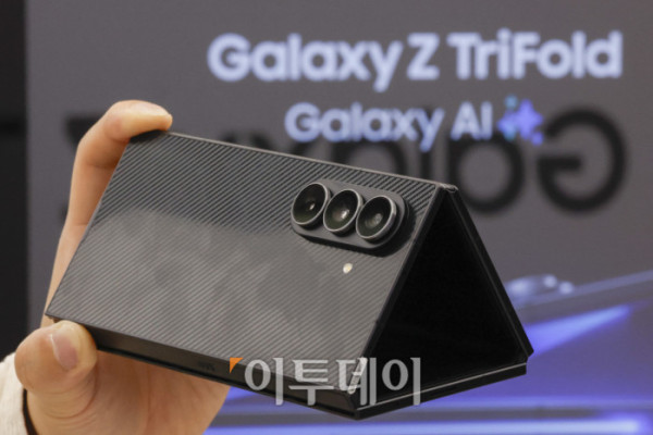 ▲2일 서울 서초구 삼성 강남에서 방문객들이 삼성전자의 신제품 '갤럭시 Z 트라이폴드'를 살펴보고 있다. 삼성전자가 이날 공개한 자사 최초 2번 접는 스마트폰인 갤럭시 Z 트라이폴드는 펼쳤을 때는 태블릿, 접었을 때는 일반 바형과 똑같은 수준의 화면을 구현했고 접었을 때 두께 또한 12.9mm로 일반 폴더블폰에 준하는 수준이다. 가격은 약 359만원으로 책정됐고, 12일 국내 출시를 시작으로 이후 중국, 대만, 싱가포르, 아랍에미리트(UAE), 미국 등 글로벌 시장에 순차적으로 출시할 예정이다. 조현호 기자 hyunho@