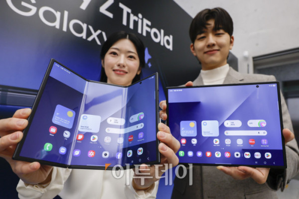 ▲삼성전자가 자사 최초의 2번 접는 스마트폰인 갤럭시 Z 트라이폴드를 공개한 2일 서울 서초구 삼성 강남에서 모델들이 갤럭시 Z 트라이폴드를 선보이고 있다. 갤럭시 Z 트라이폴드는 펼쳤을 때는 태블릿, 접었을 때는 일반 바형과 똑같은 수준의 화면을 구현했고 접었을 때 두께 또한 12.9mm로 일반 폴더블폰에 준하는 수준이다. 가격은 약 359만원으로 책정됐고, 12일 국내 출시를 시작으로 이후 중국, 대만, 싱가포르, 아랍에미리트(UAE), 미국 등 글로벌 시장에 순차적으로 출시할 예정이다. 조현호 기자 hyunho@
