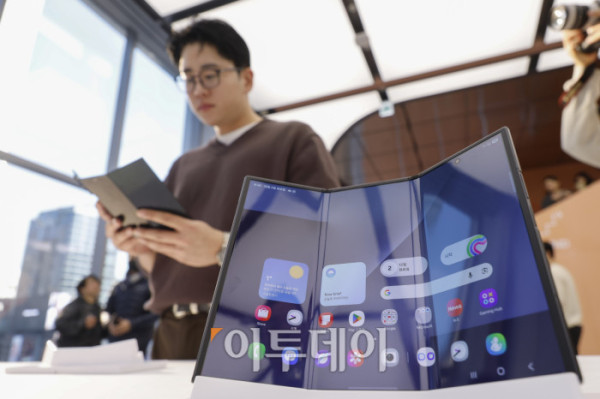 ▲2일 서울 서초구 삼성 강남에서 방문객들이 삼성전자의 신제품 '갤럭시 Z 트라이폴드'를 살펴보고 있다. 삼성전자가 이날 공개한 자사 최초 2번 접는 스마트폰인 갤럭시 Z 트라이폴드는 펼쳤을 때는 태블릿, 접었을 때는 일반 바형과 똑같은 수준의 화면을 구현했고 접었을 때 두께 또한 12.9mm로 일반 폴더블폰에 준하는 수준이다. 가격은 약 359만원으로 책정됐고, 12일 국내 출시를 시작으로 이후 중국, 대만, 싱가포르, 아랍에미리트(UAE), 미국 등 글로벌 시장에 순차적으로 출시할 예정이다. 조현호 기자 hyunho@