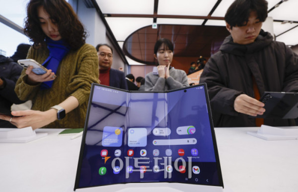 ▲2일 서울 서초구 삼성 강남에서 방문객들이 삼성전자의 신제품 '갤럭시 Z 트라이폴드'를 살펴보고 있다. 삼성전자가 이날 공개한 자사 최초 2번 접는 스마트폰인 갤럭시 Z 트라이폴드는 펼쳤을 때는 태블릿, 접었을 때는 일반 바형과 똑같은 수준의 화면을 구현했고 접었을 때 두께 또한 12.9mm로 일반 폴더블폰에 준하는 수준이다. 가격은 약 359만원으로 책정됐고, 12일 국내 출시를 시작으로 이후 중국, 대만, 싱가포르, 아랍에미리트(UAE), 미국 등 글로벌 시장에 순차적으로 출시할 예정이다. 조현호 기자 hyunho@