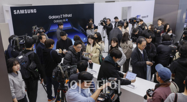 ▲2일 서울 서초구 삼성 강남에서 방문객들이 삼성전자의 신제품 '갤럭시 Z 트라이폴드'를 살펴보고 있다. 삼성전자가 이날 공개한 자사 최초 2번 접는 스마트폰인 갤럭시 Z 트라이폴드는 펼쳤을 때는 태블릿, 접었을 때는 일반 바형과 똑같은 수준의 화면을 구현했고 접었을 때 두께 또한 12.9mm로 일반 폴더블폰에 준하는 수준이다. 가격은 약 359만원으로 책정됐고, 12일 국내 출시를 시작으로 이후 중국, 대만, 싱가포르, 아랍에미리트(UAE), 미국 등 글로벌 시장에 순차적으로 출시할 예정이다. 조현호 기자 hyunho@