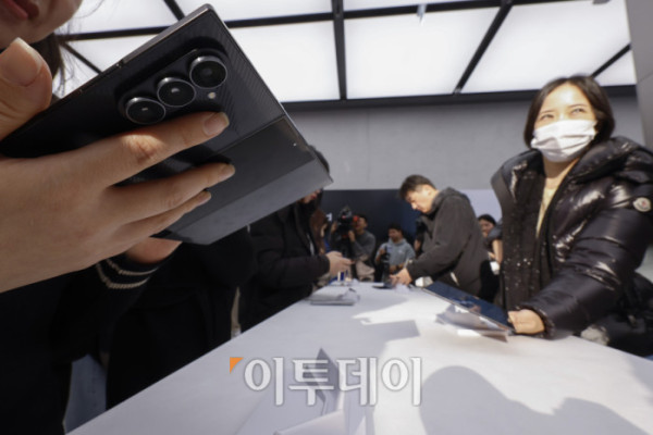 ▲2일 서울 서초구 삼성 강남에서 방문객들이 삼성전자의 신제품 '갤럭시 Z 트라이폴드'를 살펴보고 있다. 삼성전자가 이날 공개한 자사 최초 2번 접는 스마트폰인 갤럭시 Z 트라이폴드는 펼쳤을 때는 태블릿, 접었을 때는 일반 바형과 똑같은 수준의 화면을 구현했고 접었을 때 두께 또한 12.9mm로 일반 폴더블폰에 준하는 수준이다. 가격은 약 359만원으로 책정됐고, 12일 국내 출시를 시작으로 이후 중국, 대만, 싱가포르, 아랍에미리트(UAE), 미국 등 글로벌 시장에 순차적으로 출시할 예정이다. 조현호 기자 hyunho@