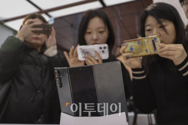 ▲2일 서울 서초구 삼성 강남에서 방문객들이 삼성전자의 신제품 '갤럭시 Z 트라이폴드'를 살펴보고 있다. 삼성전자가 이날 공개한 자사 최초 2번 접는 스마트폰인 갤럭시 Z 트라이폴드는 펼쳤을 때는 태블릿, 접었을 때는 일반 바형과 똑같은 수준의 화면을 구현했고 접었을 때 두께 또한 12.9mm로 일반 폴더블폰에 준하는 수준이다. 가격은 약 359만원으로 책정됐고, 12일 국내 출시를 시작으로 이후 중국, 대만, 싱가포르, 아랍에미리트(UAE), 미국 등 글로벌 시장에 순차적으로 출시할 예정이다. 조현호 기자 hyunho@