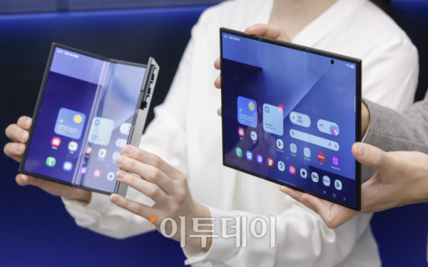 ▲삼성전자가 자사 최초의 2번 접는 스마트폰인 갤럭시 Z 트라이폴드를 공개한 2일 서울 서초구 삼성 강남에서 모델들이 갤럭시 Z 트라이폴드를 선보이고 있다. 갤럭시 Z 트라이폴드는 펼쳤을 때는 태블릿, 접었을 때는 일반 바형과 똑같은 수준의 화면을 구현했고 접었을 때 두께 또한 12.9mm로 일반 폴더블폰에 준하는 수준이다. 가격은 약 359만원으로 책정됐고, 12일 국내 출시를 시작으로 이후 중국, 대만, 싱가포르, 아랍에미리트(UAE), 미국 등 글로벌 시장에 순차적으로 출시할 예정이다. 조현호 기자 hyunho@