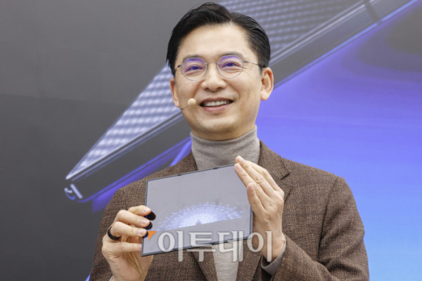 ▲임성택 삼성전자 한국총괄 부사장이 2일 서울 서초구 삼성 강남에서 열린 갤럭시 Z 트라이폴드 미디어데이에서 갤럭시 Z 트라이폴드를 소개하고 있다. 삼성전자가 이날 공개한 자사 최초 2번 접는 스마트폰인 갤럭시 Z 트라이폴드는 펼쳤을 때는 태블릿, 접었을 때는 일반 바형과 똑같은 수준의 화면을 구현했고 접었을 때 두께 또한 12.9mm로 일반 폴더블폰에 준하는 수준이다. 가격은 약 359만원으로 책정됐고, 12일 국내 출시를 시작으로 이후 중국, 대만, 싱가포르, 아랍에미리트(UAE), 미국 등 글로벌 시장에 순차적으로 출시할 예정이다. 조현호 기자 hyunho@