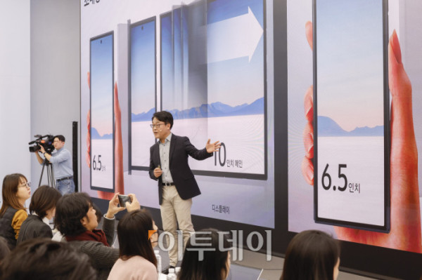 ▲강민석 삼성전자 MX사업부 부사장이 2일 서울 서초구 삼성 강남에서 열린 갤럭시 Z 트라이폴드 미디어데이에서 갤럭시 Z 트라이폴드를 소개하고 있다. 삼성전자가 이날 공개한 자사 최초 2번 접는 스마트폰인 갤럭시 Z 트라이폴드는 펼쳤을 때는 태블릿, 접었을 때는 일반 바형과 똑같은 수준의 화면을 구현했고 접었을 때 두께 또한 12.9mm로 일반 폴더블폰에 준하는 수준이다. 가격은 약 359만원으로 책정됐고, 12일 국내 출시를 시작으로 이후 중국, 대만, 싱가포르, 아랍에미리트(UAE), 미국 등 글로벌 시장에 순차적으로 출시할 예정이다. 조현호 기자 hyunho@