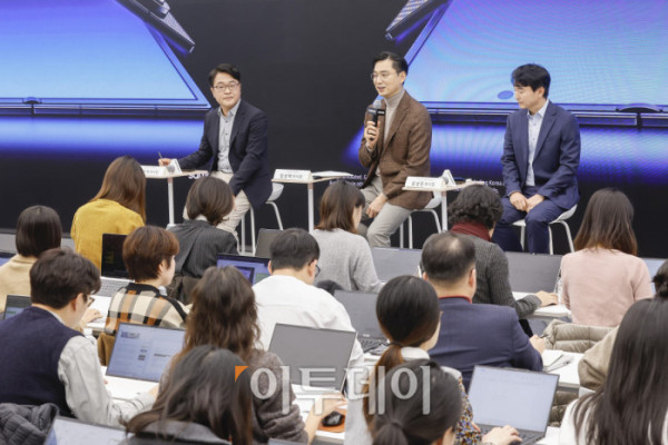 ▲임성택 삼성전자 한국총괄 부사장 등 참석자들이 2일 서울 서초구 삼성 강남에서 열린 갤럭시 Z 트라이폴드 미디어데이에서 취재진의 질문에 답하고 있다. 삼성전자가 이날 공개한 자사 최초 2번 접는 스마트폰인 갤럭시 Z 트라이폴드는 펼쳤을 때는 태블릿, 접었을 때는 일반 바형과 똑같은 수준의 화면을 구현했고 접었을 때 두께 또한 12.9mm로 일반 폴더블폰에 준하는 수준이다. 가격은 약 359만원으로 책정됐고, 12일 국내 출시를 시작으로 이후 중국, 대만, 싱가포르, 아랍에미리트(UAE), 미국 등 글로벌 시장에 순차적으로 출시할 예정이다. 조현호 기자 hyunho@