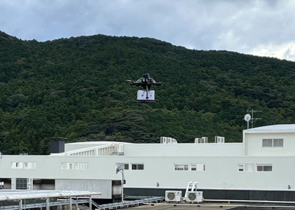 ▲나가사키현 가미고토병원 옥상에 의약품을 실은 드론이 착륙하고 있다.(메디팔홀딩스 제공)