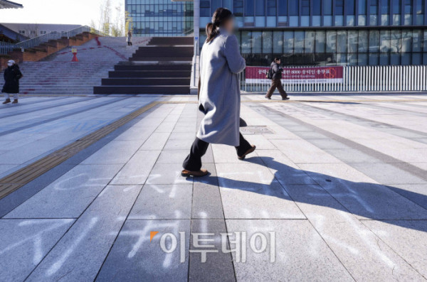 ▲동덕여대가 2029년부터 남녀공학 전환 방침을 공식화한 가운데 4일 서울 성북구 동덕여자대학교 백주년기념관에 학생들이 학교 측의 남녀공학 전환 논의를 규탄하며 붉은색 래커 스프레이로 적은 항의 문구가 남아있다. 한편 이날 경찰에 따르면, 서울 남대문경찰서는 전날 오후 '동덕여대 칼부림 예고글이 온라인에 올라왔다'는 신고를 접수하고 작성자를 추적 중이다. 신고된 글은 ‘학교에 갈 준비가 됐다’는 영어 문장과 함께 가방에 넣은 칼을 찍은 사진이 포함된 것으로 전해졌다. 당초 동덕여대는 이날 오후 2시 지난해 시위로 학교에 남은 래커칠을 학생, 교수, 직원이 함께 지우며 화합을 도모하기 위한 행사를 진행하기로 했었지만 칼부림 예고글로 학교 구성원이 함께하는 래커칠 제거작업을 잠정 연기했다. 조현호 기자 hyunho@