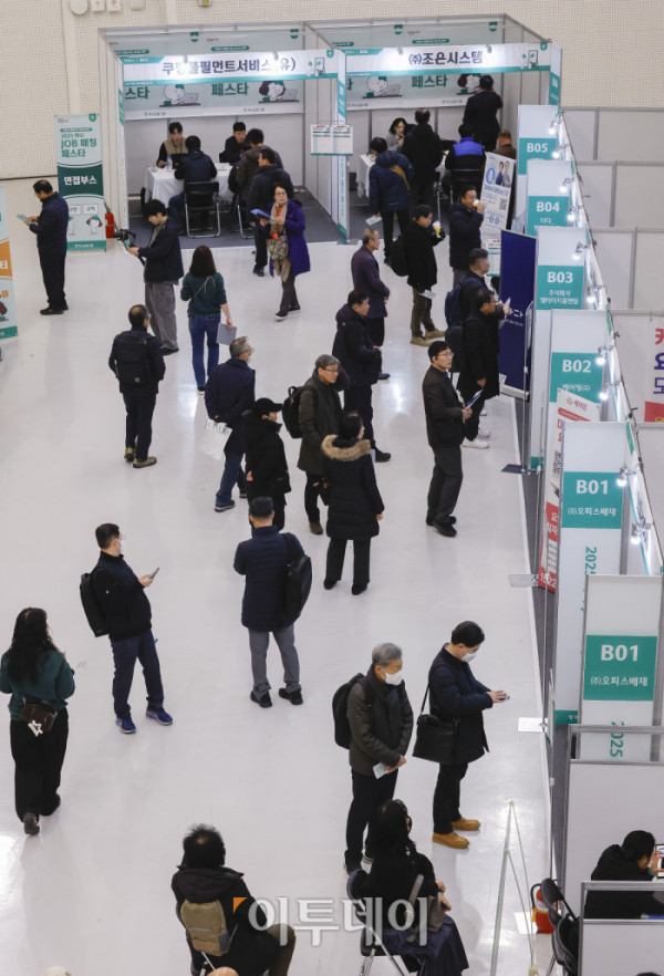 ▲9일 서울 중구 DDP동대문디자인플라자에서 열린 2025 하나 JOB 매칭 페스타 in 서울에서 중장년 구직자들이 기업 부스를 살펴보고 있다. 이날 열린 하나 JOB 매칭 페스타는 중장년 경력인재에게 채용 정보와 취업 기회를 제공하고, 다양한 프로그램을 통해 취업 준비를 지원하여 구인 기업에게 우수 인재 채용 기회를 제공하는 하나금융그룹의 ESG 사업이다. 조현호 기자 hyunho@