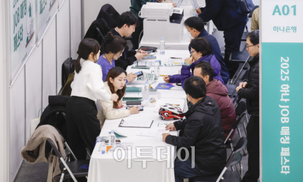 ▲9일 서울 중구 DDP동대문디자인플라자에서 열린 2025 하나 JOB 매칭 페스타 in 서울에서 중장년 구직자들이 채용 상담을 받고 있다. 이날 열린 하나 JOB 매칭 페스타는 중장년 경력인재에게 채용 정보와 취업 기회를 제공하고, 다양한 프로그램을 통해 취업 준비를 지원하여 구인 기업에게 우수 인재 채용 기회를 제공하는 하나금융그룹의 ESG 사업이다. 조현호 기자 hyunho@