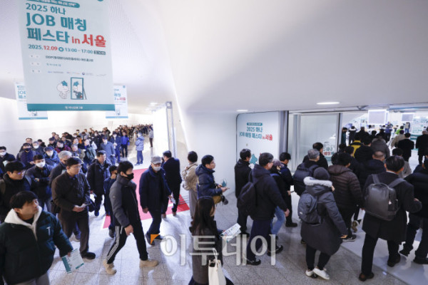 ▲9일 서울 중구 DDP동대문디자인플라자에서 열린 2025 하나 JOB 매칭 페스타 in 서울에서 중장년 구직자들이 박람회장에 입장하고 있다. 이날 열린 하나 JOB 매칭 페스타는 중장년 경력인재에게 채용 정보와 취업 기회를 제공하고, 다양한 프로그램을 통해 취업 준비를 지원하여 구인 기업에게 우수 인재 채용 기회를 제공하는 하나금융그룹의 ESG 사업이다. 조현호 기자 hyunho@
