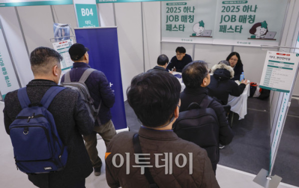 ▲9일 서울 중구 DDP동대문디자인플라자에서 열린 2025 하나 JOB 매칭 페스타 in 서울에서 중장년 구직자들이 채용 상담을 받기 위해 대기하고 있다. 이날 열린 하나 JOB 매칭 페스타는 중장년 경력인재에게 채용 정보와 취업 기회를 제공하고, 다양한 프로그램을 통해 취업 준비를 지원하여 구인 기업에게 우수 인재 채용 기회를 제공하는 하나금융그룹의 ESG 사업이다. 조현호 기자 hyunho@