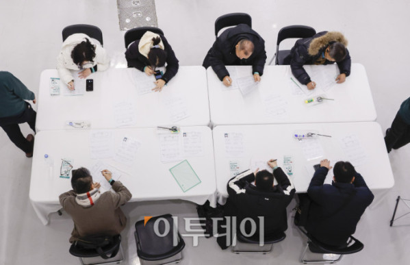 ▲9일 서울 중구 DDP동대문디자인플라자에서 열린 2025 하나 JOB 매칭 페스타 in 서울에서 중장년 구직자들이 이력서 작성을 하고 있다. 이날 열린 하나 JOB 매칭 페스타는 중장년 경력인재에게 채용 정보와 취업 기회를 제공하고, 다양한 프로그램을 통해 취업 준비를 지원하여 구인 기업에게 우수 인재 채용 기회를 제공하는 하나금융그룹의 ESG 사업이다. 조현호 기자 hyunho@